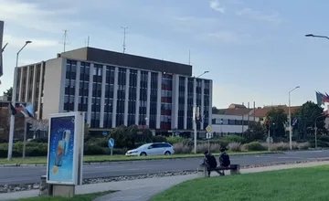 Dráma pred mestským úradom v Nitre, mladík bez liekov a peňazí našiel záchranu u mestských policajtov