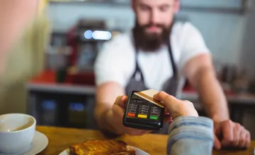 Dojemné gesto od neznámeho muža dojalo celú Nitru. Žene a jej synovi na vozíčku zaplatil obed a netušil, čo tým spôsobil