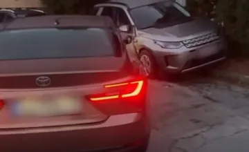 Obyvateľov paneláka na Chrenovej zobudila hlasná rana, opitý vodič aj s kamarátmi zdemolovali susedovi auto