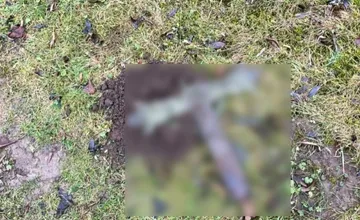 Hanebný čin na cintoríne vo Veľkom Kýre: Polícia zadržala dvoch opitých mužov, ktorí znesvätili hroby