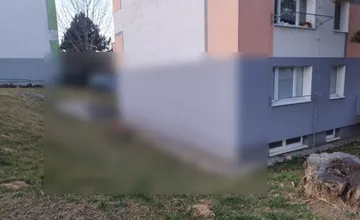 FOTO: Táto lavička v Nitre rozosmiala celý internet. Domáci milujú ten výhľad, navrhujú z toho spraviť letné kino