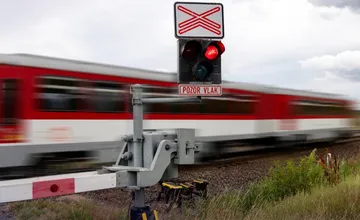 Železnice upozorňujú na mimoriadnu uzávierku priecestia na juhu Slovenska, cesta bude neprejazdná celý víkend