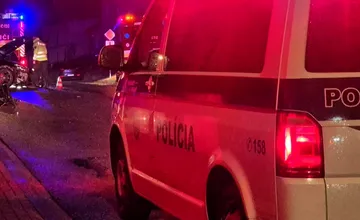 Hrozivá zrážka taxíka a auta v okrese Nitra si vyžiadala dvoch zranených, pre vodičku prišiel vrtuľník