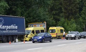Na R1 pri Zlatých Moravciach vodič narazil do cestárskeho auta. Následne to vpálil do zvodidiel, utrpel zranenia