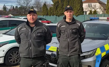 Policajti zo Šurian pomáhali pri hromadnej nehode, za svoje hrdinstvo si vyslúžili slová vďaky