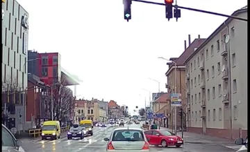VIDEO: Chyba na semafore v Nitre takmer spôsobila nehodu, vodička vyštartovala na zlý signál a ohrozila auto 