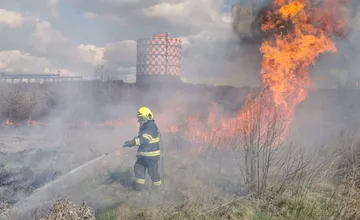 Na vypaľovanie trávy zabudnite, aj v Nitrianskom kraji hrozí riziko požiarov. Padať môžu mastné pokuty!