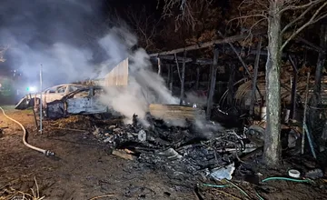 FOTO: Nočný požiar v Močenku skončil tragédiou, po uhasení ohňa našli v karavane telo 59-ročného muža