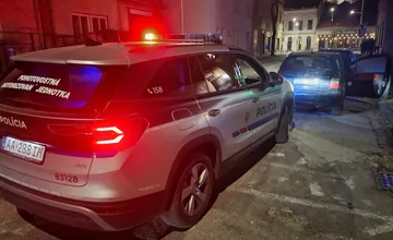 Nitrianski policajti zastavili vodiča Citroënu, lebo nedal smerovku. Ukázalo sa, že auto je odcudzené