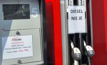 Panika okolo benzínu pokračuje, na pumpe v Ludaniciach visel odkaz o výpadku nafty, motoristom stanovili aj limity