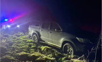FOTO: Policajná naháňačka po Zlatých Moravciach skončila až hrozbou zbraňou, opitého vodiča napokon odviedli v putách