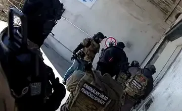 VIDEO: V priemyselnom areáli v Zlatých Moravciach odhalili ďalšiu tajnú fabriku na cigarety, takto prebiehala razia