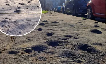 FOTO: Bublinkový chodník v Leviciach je tŕňom v oku. Tadiaľ sa nedá ani prejsť, aby sa človek nepotkol, sťažujú sa ľudia