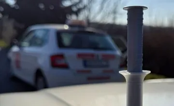 Policajti z Nitry zastavili vozidlo autoškoly, mužovi sa sen o vodičáku rozplynul po pozitívnom teste na drogy