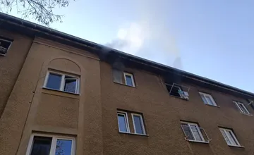 FOTO: Byt v Topoľčanoch ráno zachvátili plamene, dve osoby museli previezť do nemocnice