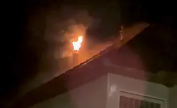 VIDEO: Nočná dráma pri Komárne. Štyri osoby unikli požiaru v poslednej chvíli, nešťastiu zabránili nečakaní hrdinovia