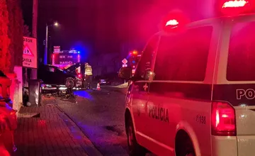 Desivá nehoda v Úľanoch nad Žitavou: Vodič narazil do rodinného domu, dychovú skúšku odmietol