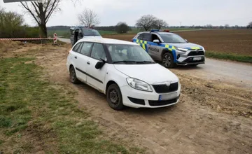 Vodič dostal za Veľkým Cetínom šmyk a skončil prevrátený mimo cesty, po nehode nafúkal a nebol jediný