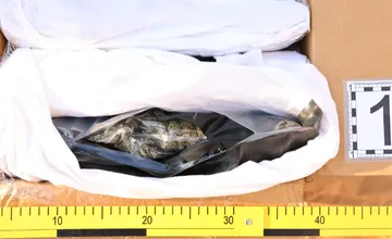 FOTO: V Želiezovciach zadržali otca a syna, polícia im pri razii zaistila balíky s niekoľkými kilogramami marihuany