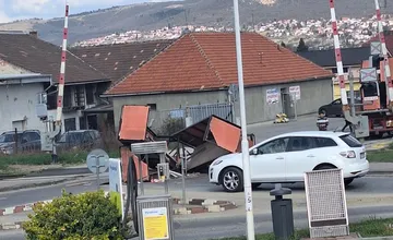 FOTO: Pred železničným priecestím v Nitre sa vysypal náklad z kamióna, komplikácie spôsobuje aj neďaleká nehoda