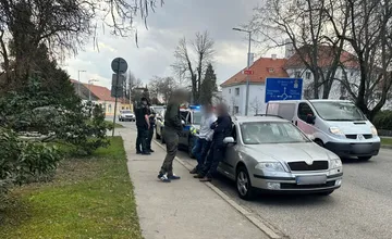 FOTO: Zlatomoraveckí policajti zastavili auto s cudzincami a vystrašenou seniorkou, zachránili jej tak tisíce eur