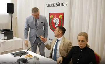 Vláda v stredu rokovala vo Veľkom Záluží pri Nitre, prerozdelila ďalšie milióny a dorazil aj Tibor Gašpar