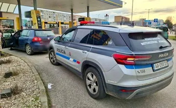 Vodič pod vplyvom drog kľučkoval Šaľou. Doklady mu policajti zadržali už dávno, no ani to ho nezastavilo