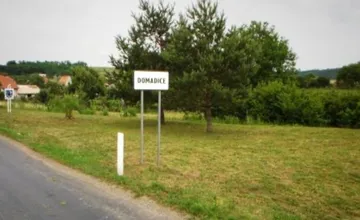 Nezvyčajný pohyb áut v jednej z obcí v levickom okrese znepokojil obyvateľov, starostka vyzýva na obozretnosť