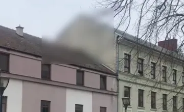 VIDEO: Farskú ulicu v Nitre uzavreli policajti, silný vietor strhol časť plechu zo strechy, hrozí jeho pád