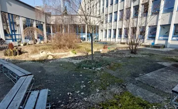 FOTO: Školský dvor chcú zmeniť na oázu pokoja. Pomôžte nitrianskemu gymnáziu vytvoriť komunitnú záhradu