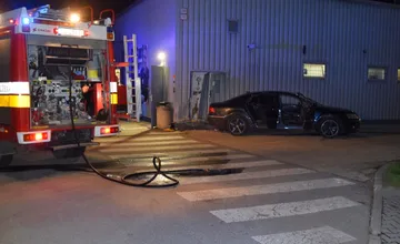 Mladík pod vplyvom alkoholu narazil do obchodu vo Vrábľoch. Zdemoloval aj plynovú prípojku, auto si zobral bez dovolenia