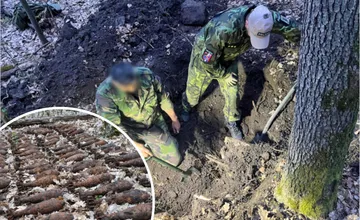 FOTO: Pyrotechnici objavili na juhu Slovenska 180 delostreleckých mín z 2. svetovej vojny, ide o rekordný nález