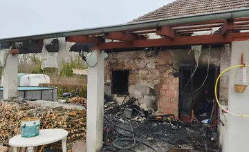 FOTO: Rodinný dom v Martovciach zachvátili plamene, na miesto okamžite vyrazili hasiči z Hurbanova