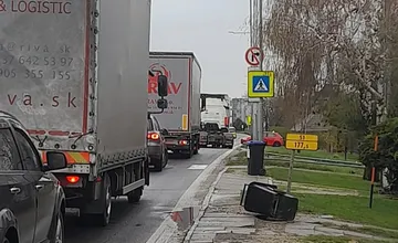 Pozor, výstraha: Na Levickej smerom von z Nitry sa pokazili dva nákladiaky, blokujú premávku