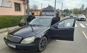 Vodič Mercedesu jazdil nebezpečne zo strany na stranu, chytila ho hliadka z Nitry a eskortovala do nemocnice