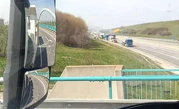 Požiar kamióna na R1 pri Nitre zabrzdil premávku, na mieste zasahovali hasiči, vodiči čakali v kolónach