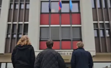 VIDEO: Punková kapela Marhule sa objavila na úrade v Nitre a odniesla si nečakanú cenu. Ich texty zaujali primátora
