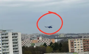 FOTO: Vrtuľník, ktorý ráno lietal s nákladom nad Nitrou, vzbudil nečakanú pozornosť. O čo išlo?