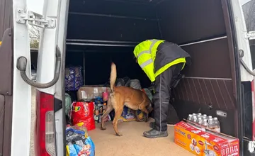 FOTO: Colníci z Nitry a Trnavy zasahovali v akcii Pepper. So psami zaistili nelegálny lieh aj tisíce cigariet