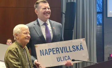 Čestná obyvateľka Nitry si v USA prevzala významné ocenenie, miestnemu primátorovi darovala tabuľu Napervilleskej ulice