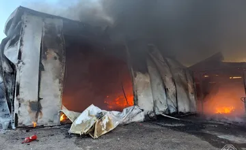 VIDEO: V Golianove horela hala, jedna osoba sa zranila a okolím sa šíril hustý čierny dym 