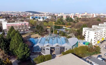 FOTO: V areáli SPU vyrastá unikátna stavba pripomínajúca moderný skleník