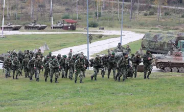 Streľba, dym aj prelety vojenských vrtuľníkov. na posádkovom cvičisku neďaleko Nitry prebieha cvičenie, upozorňujú obce
