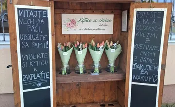 FOTO: Samoobslužné kvetinárstvo? Miestni sú nadšení zo stánku, ktorý vznikol neďaleko Nitry, je založený na plnej dôvere