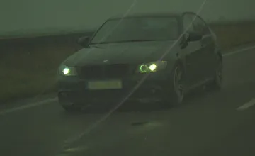 Cestu medzi Šuranmi a Novými Zámkami si vodič na BMW pomýlil so závodiskom. Policajtom neušiel