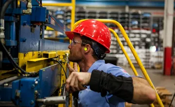 Do baterkárne v Šuranoch už hľadajú zamestnancov. Platy od 2 300 eur, no aj povinnosť absolvovať školenie v...