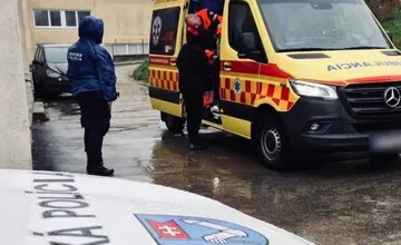 Nitrianka sa pošmykla na mokrom chodníku a zranila sa. Pomocnú ruku jej podali mestskí policajti