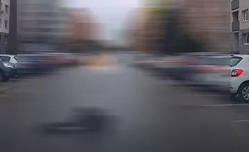 VIDEO: Desivá kolízia, pri ktorej tuhne krv v žilách. Chlapec vbehol pod auto, stáli pri ňom všetci strážni anjeli