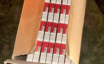 Policajti zo Šurian zostali v šoku. Muž pred nimi prehodil krabicu plnú nelegálnych cigariet cez plot k susedovi