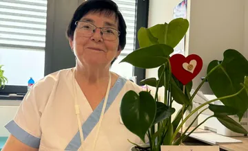 Mamičky sa lúčia s obľúbenou pôrodnou asistentkou z Levíc. Zuzke, ktorá odchádza do dôchodku, venovali krásne slová